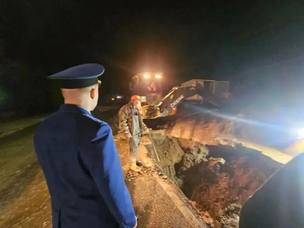 💧 В Кондрово устраняют последствия аварии на водопроводе