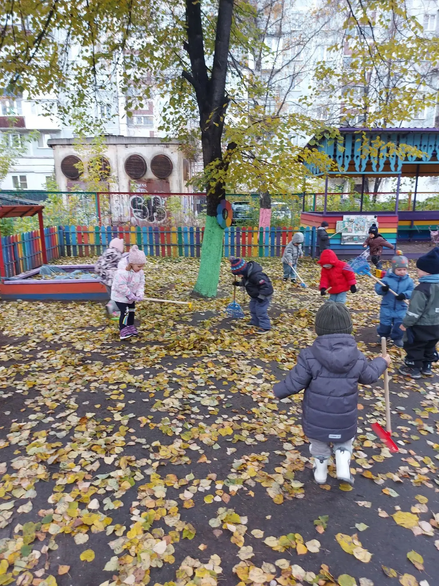 А вот так трудятся наши малыши из второй младшей группы. Поздняя осень -это пора красив...