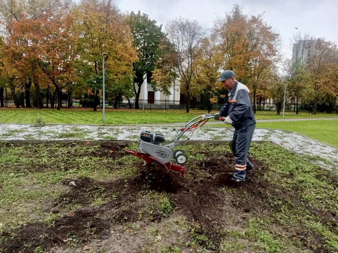 🍂 Сотрудники ГБУ «Жилищник района Марфино» провели комплекс работ по подготовке цветни...
