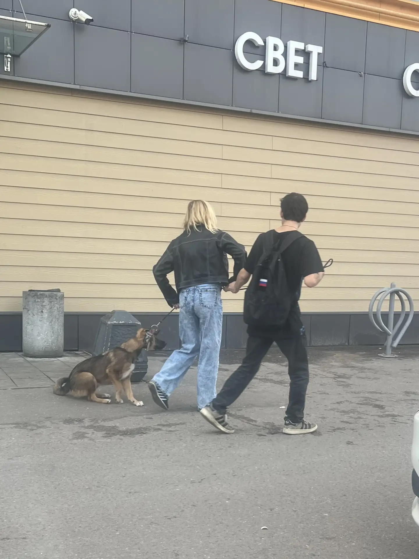 Вот эта чудо парочка, находясь в алкогольном состоянии, тупо издеваются над собакой. Тя...
