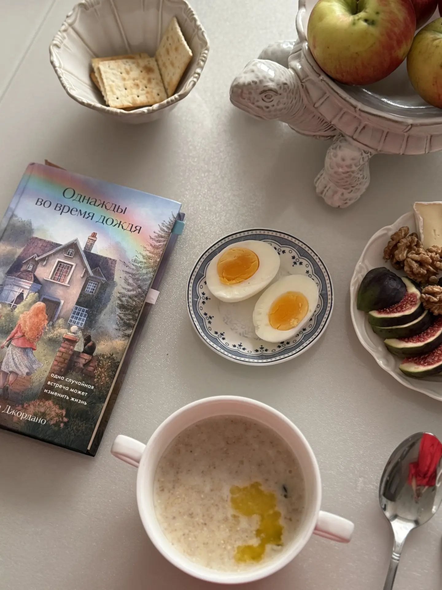 Новая привычка 📚☕️ Теперь стараюсь во время завтрака не телефон скролить, а книгу чита...
