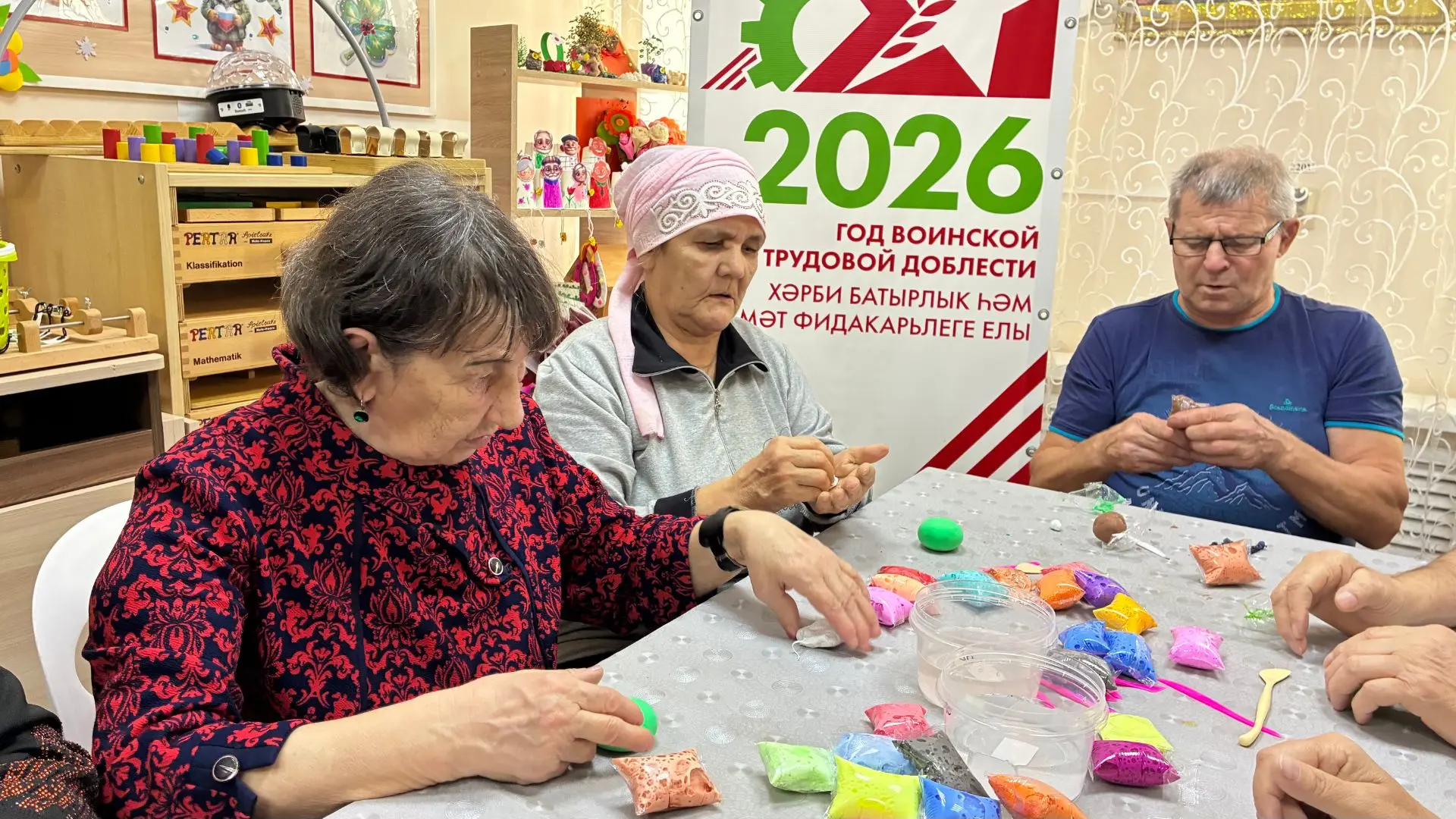 В декаду пожилых людей дом-интернат посетили активисты Молодежного парламента Спасского...