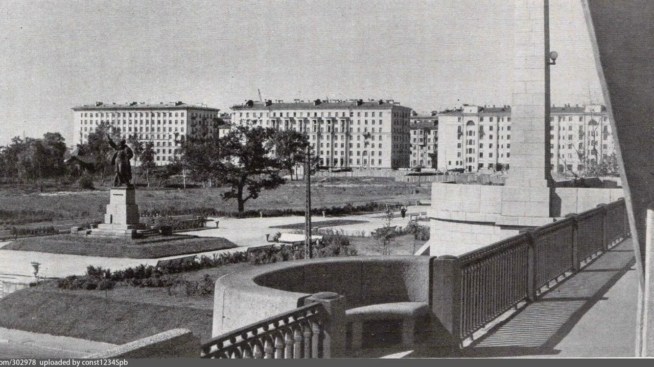 Памятник Володарскому. 1957 год.