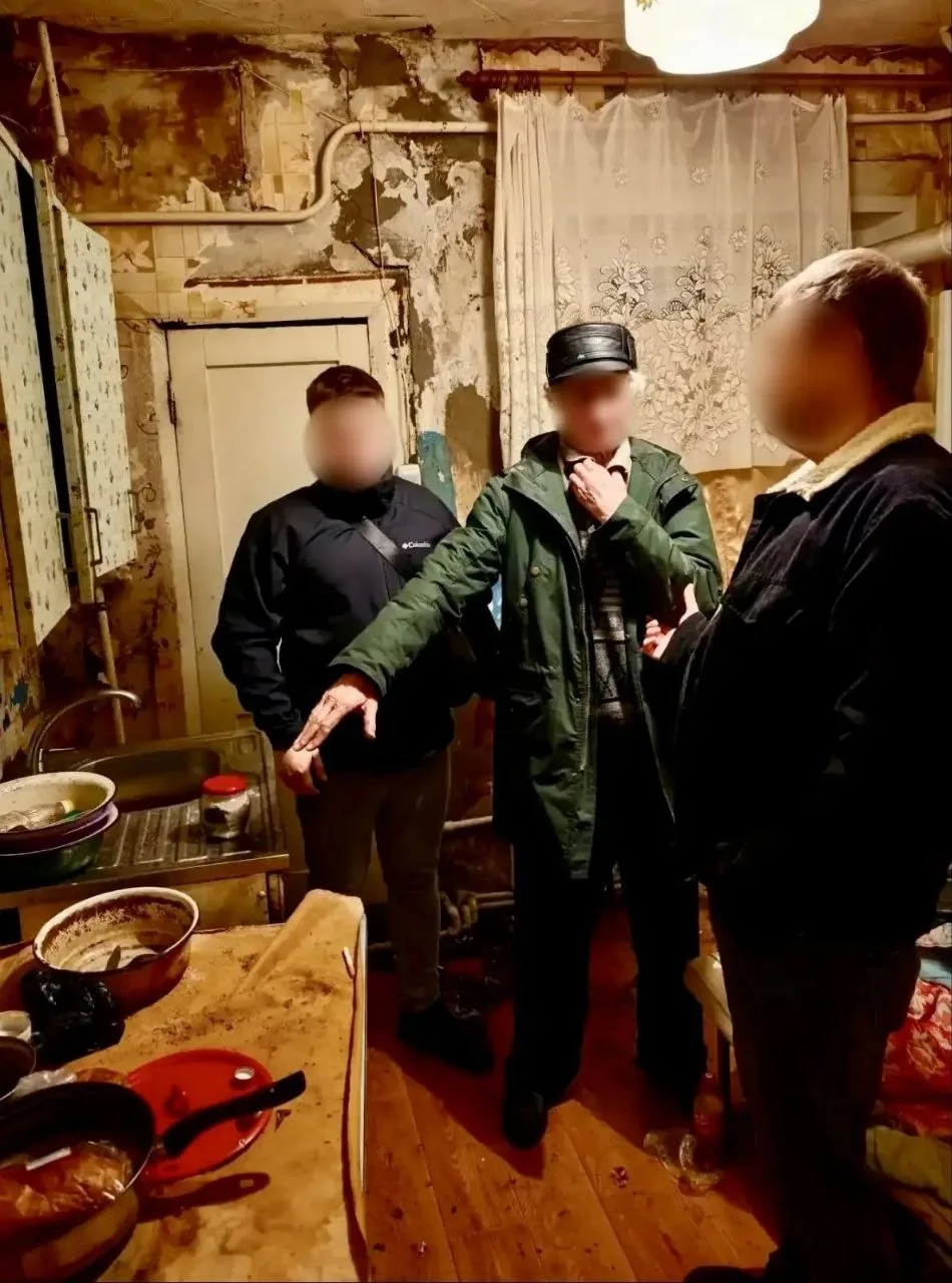 👴🔪🤐В Красной Горбатке дед зарезал приятеля из-за политических разногласий и вытащил ...