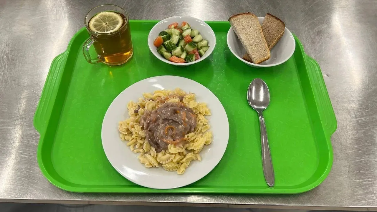 🍝 Сегодня в школьной столовой — настоящее хитовое сочетание - макароны с бефстроганово...