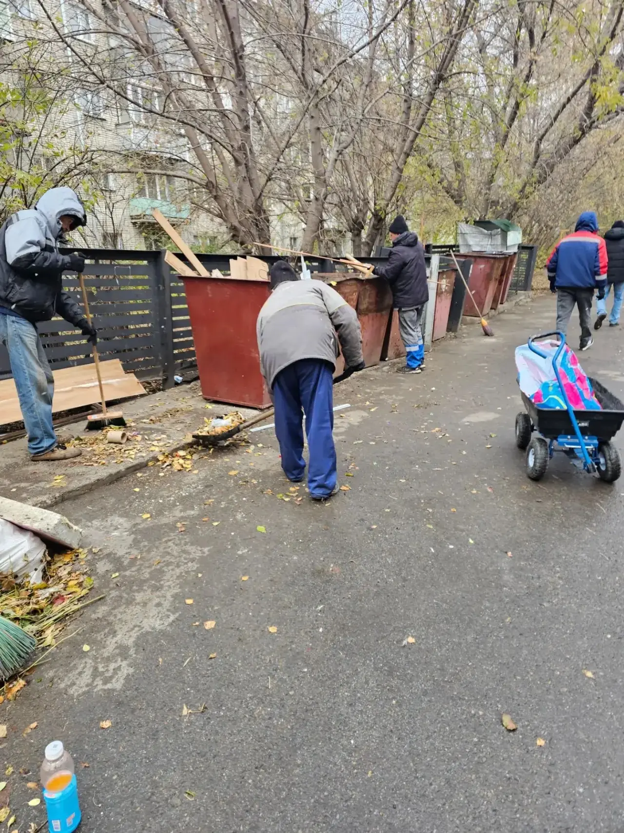 Сегодня проводим уборку дворов и очистку мусорных контейнерных площадок по адресам: