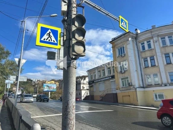 На оживленном перекрестке во Владивостоке отключен светофор — заработает, когда дадут свет