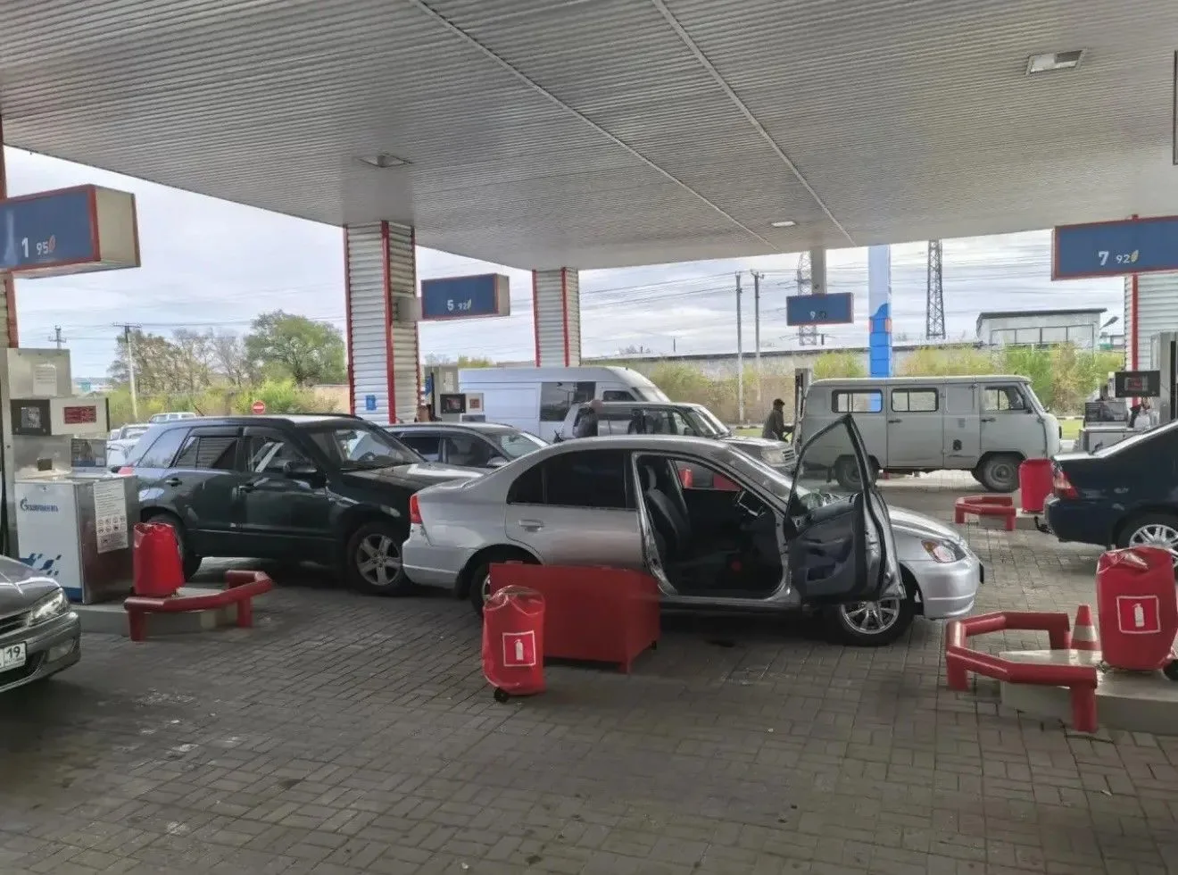 ❗️ДТП на ровном месте: водитель пострадал в аварии на заправке в Саяногорске