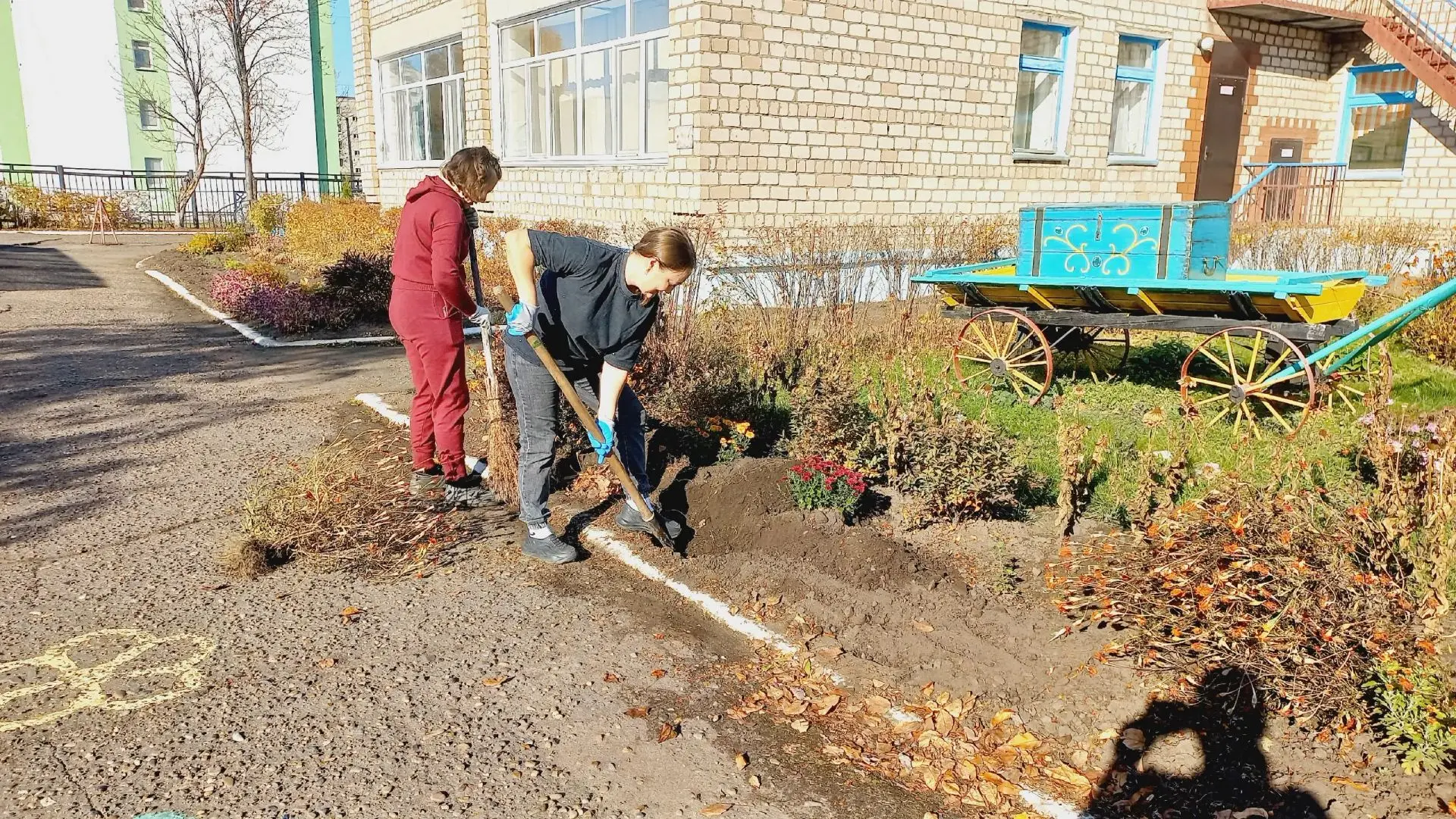 🍂 В руках наших педагогов даже обычный субботник — это маленькое волшебство! 🍁