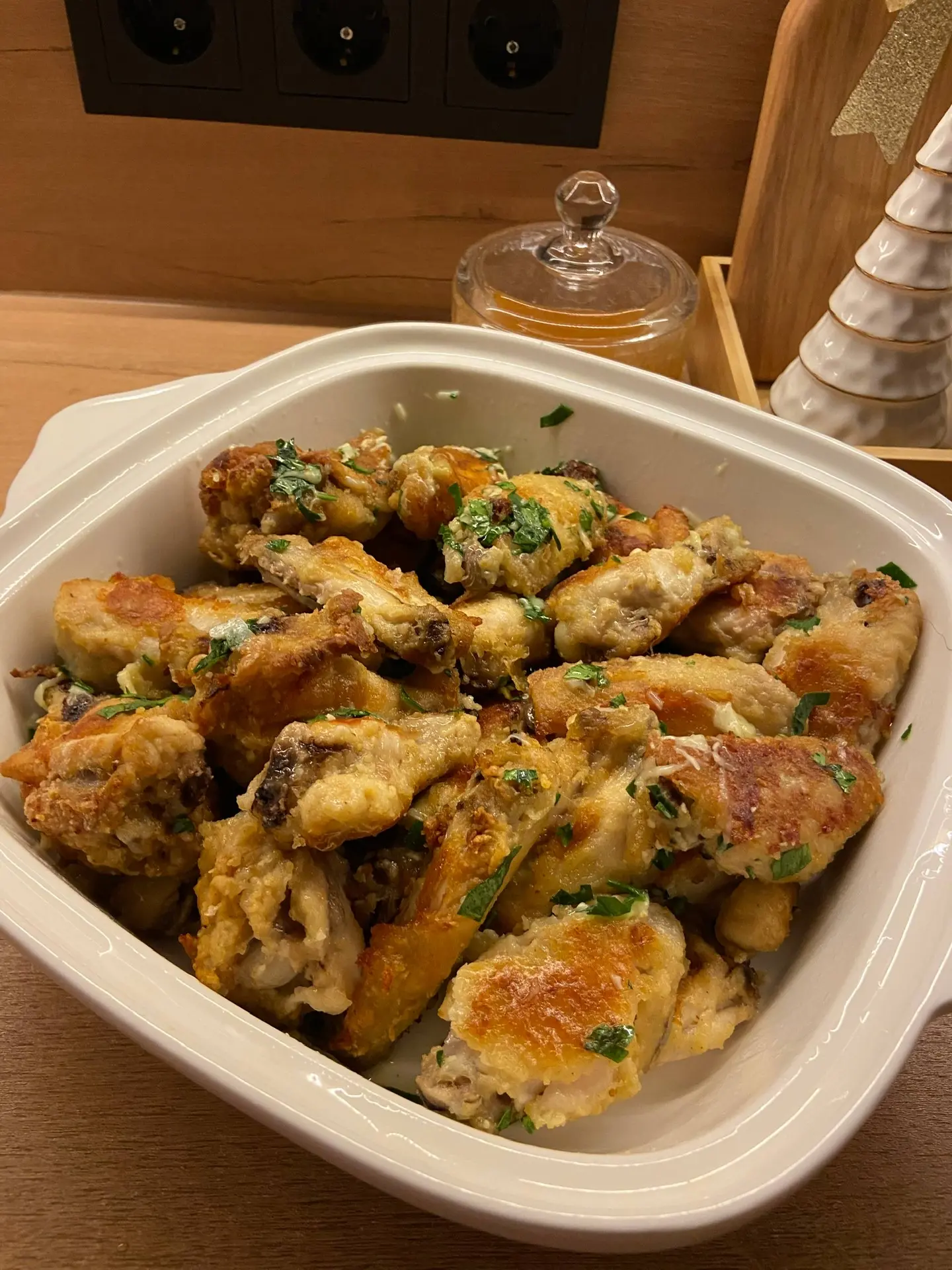 Куриные крылья с чесноком и сыром