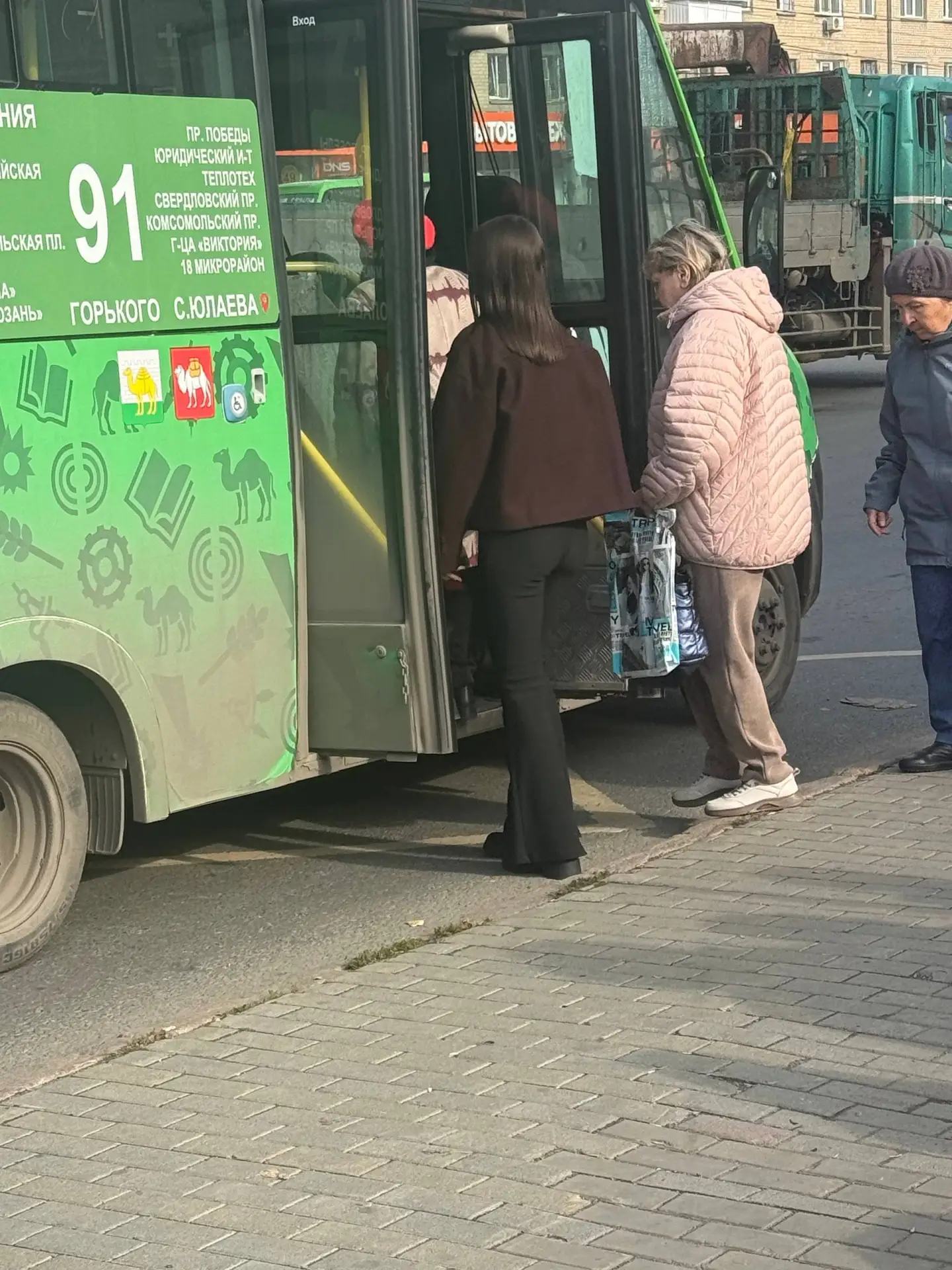 В четверг в 12:33 была на остановке теплотеха в сторону чтз, найдись, анон