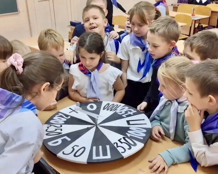 🔥 Крутится волчок — а в классе 2 «А» школы № 12 имени Евгения Кузнецова — настоящая бу...