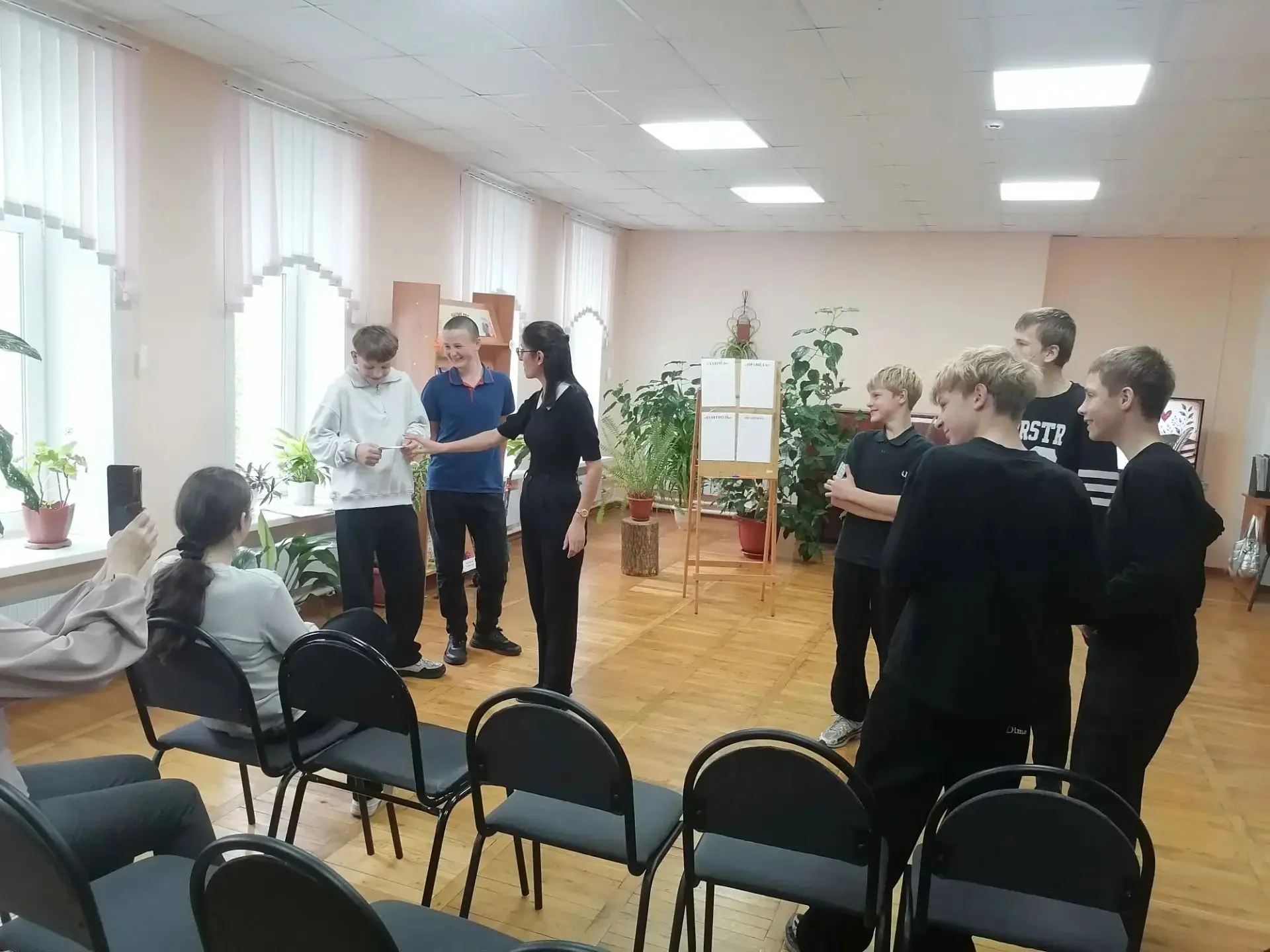 Сегодня учащиеся 8 класса вместе с классным руководителем Крепачевой Е. В. посетили биб...