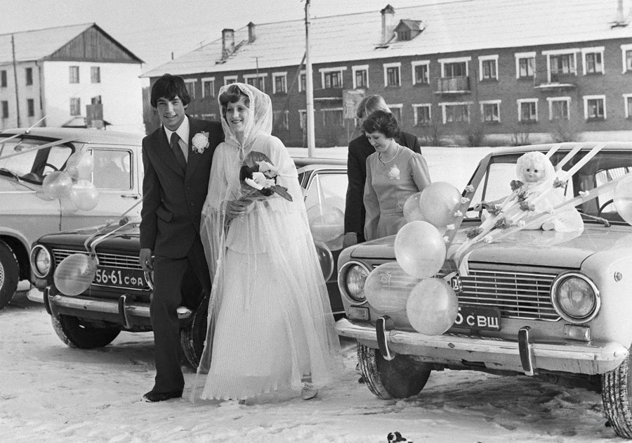 Молодожёны, Свердловск (ныне Екатеринбург), СССР, 11 ноября 1980 года. Фото Анатолия Гр...