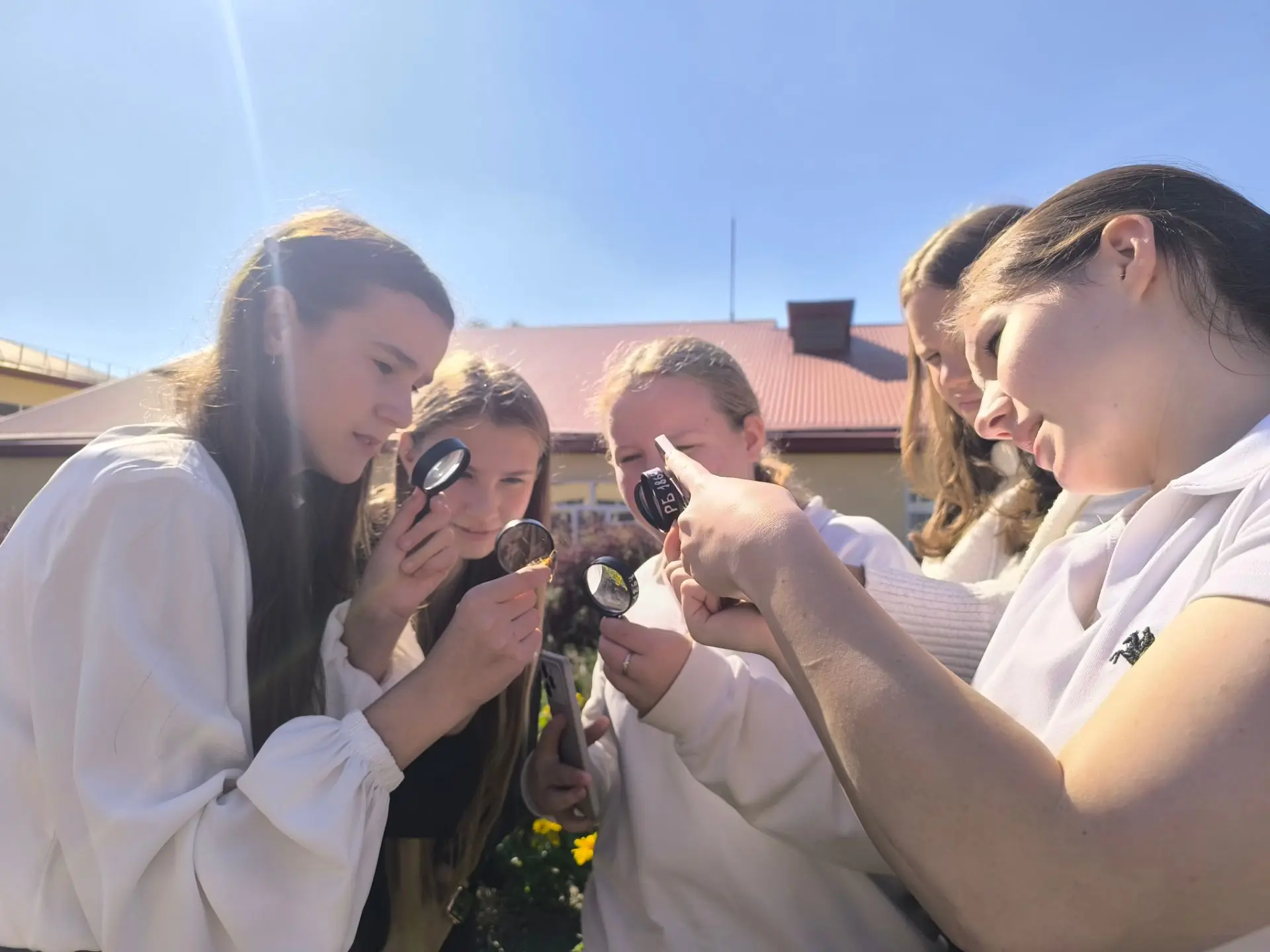 🌿 🦋🐝Сегодня школьный двор был в "объективе" наших обучающихся.