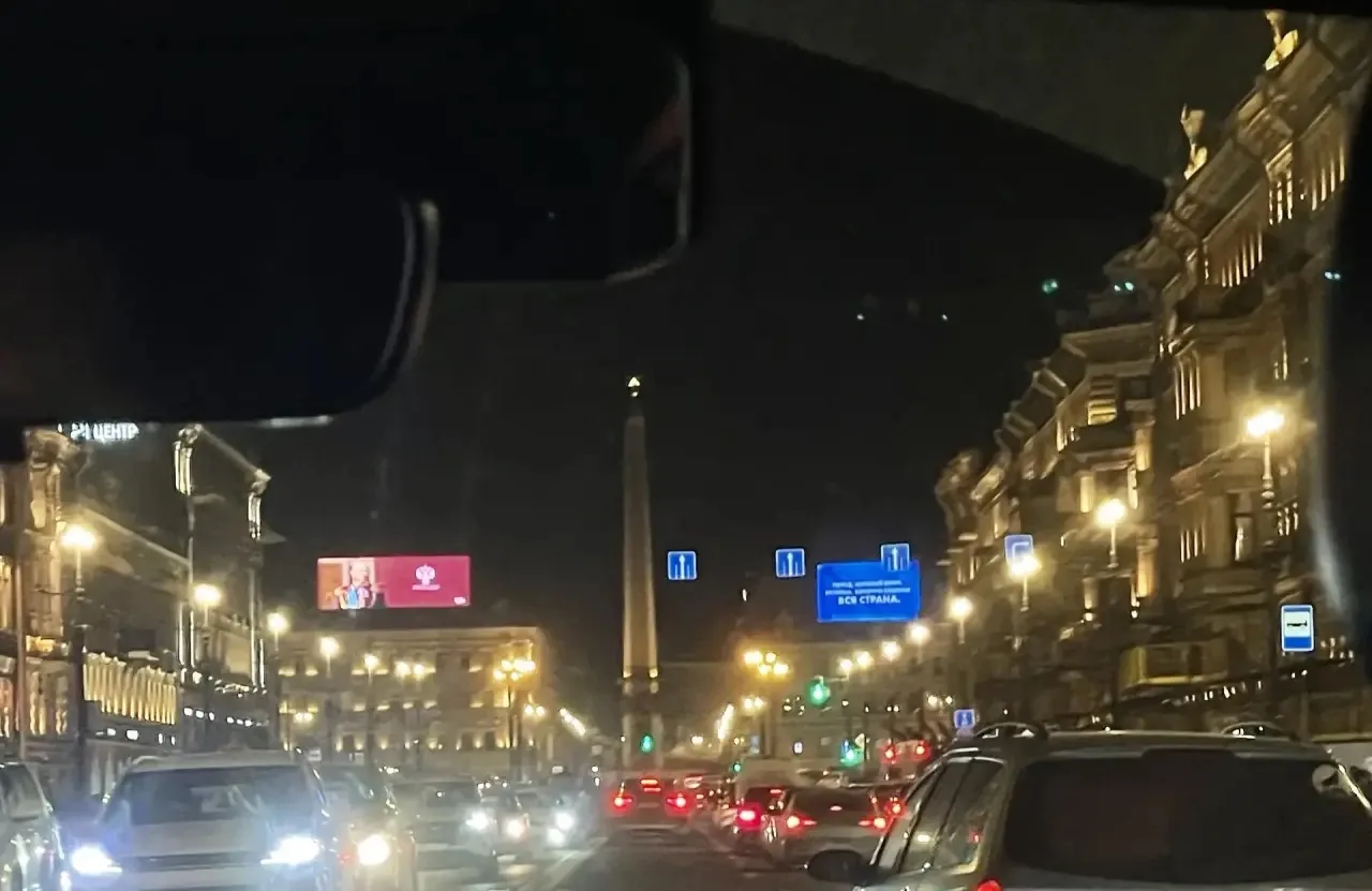 Вечером 8 октября Невский проспект «покраснел»