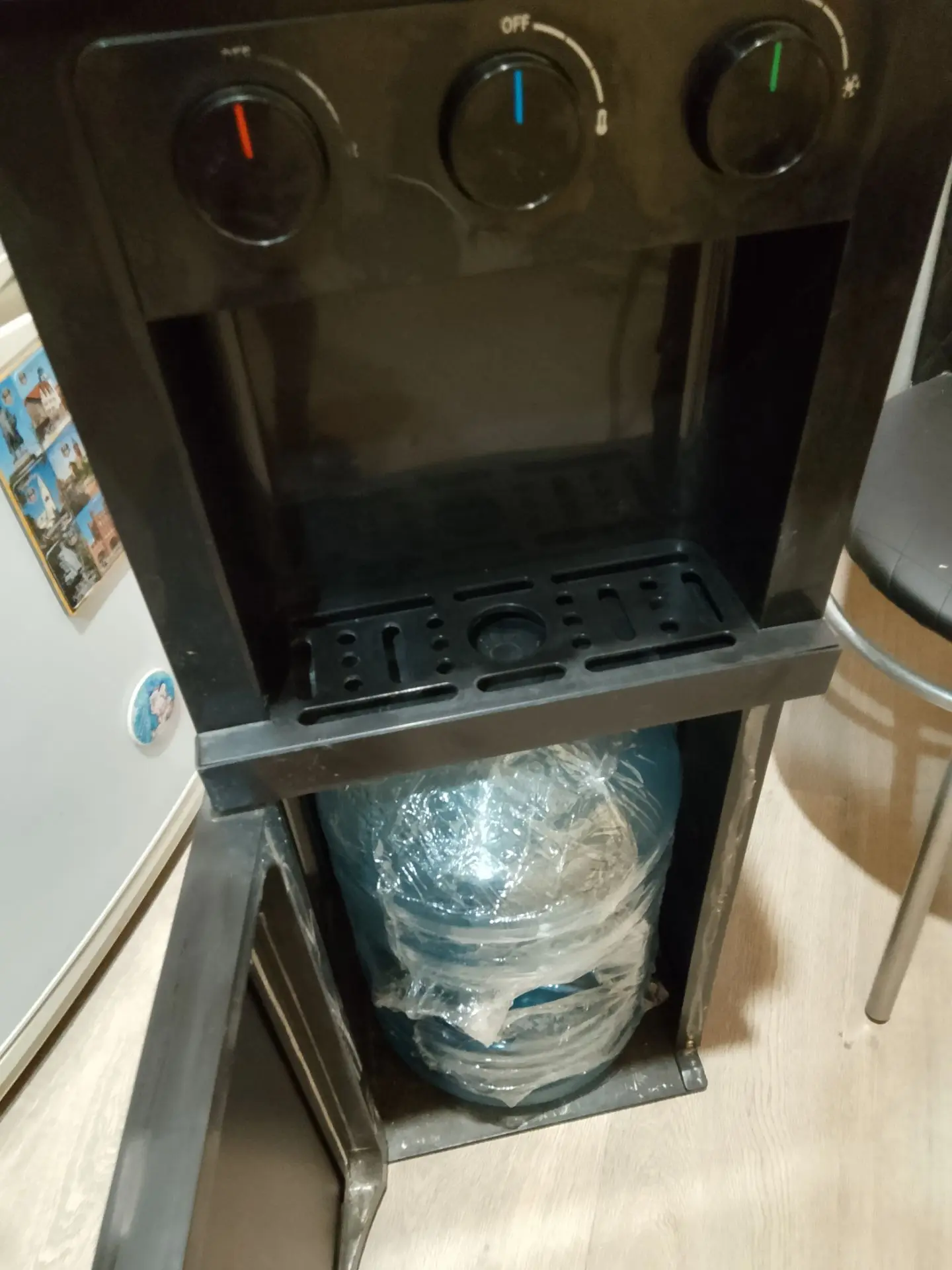 Продаю кулер для воды с нижней загрузкой, почти новый , практически не пользовались. Ве...
