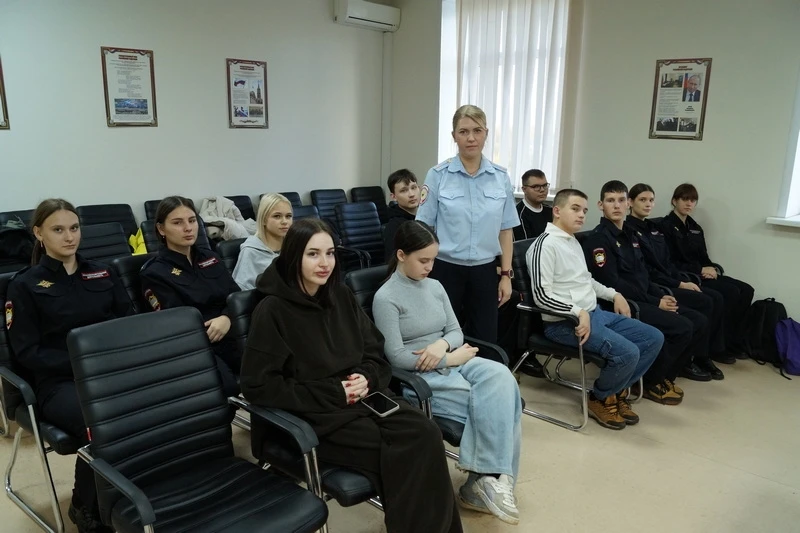 Боровичским учащимся рассказали о деятельности кадрового подразделения полиции