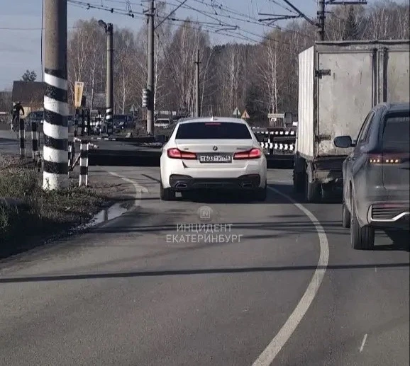 🚘 Очевидец рассказал о нарушении ПДД накануне недалеко от поселка Хрустальная.