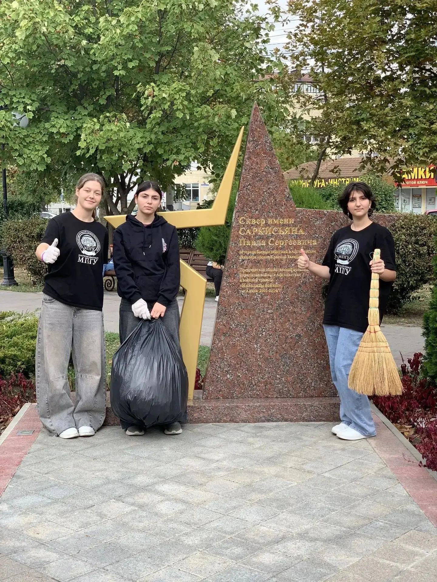 🇷🇺 Волонтёры проекта «Мы – Россия! Мы – Семья!» продолжают благоустраивать памятные м...
