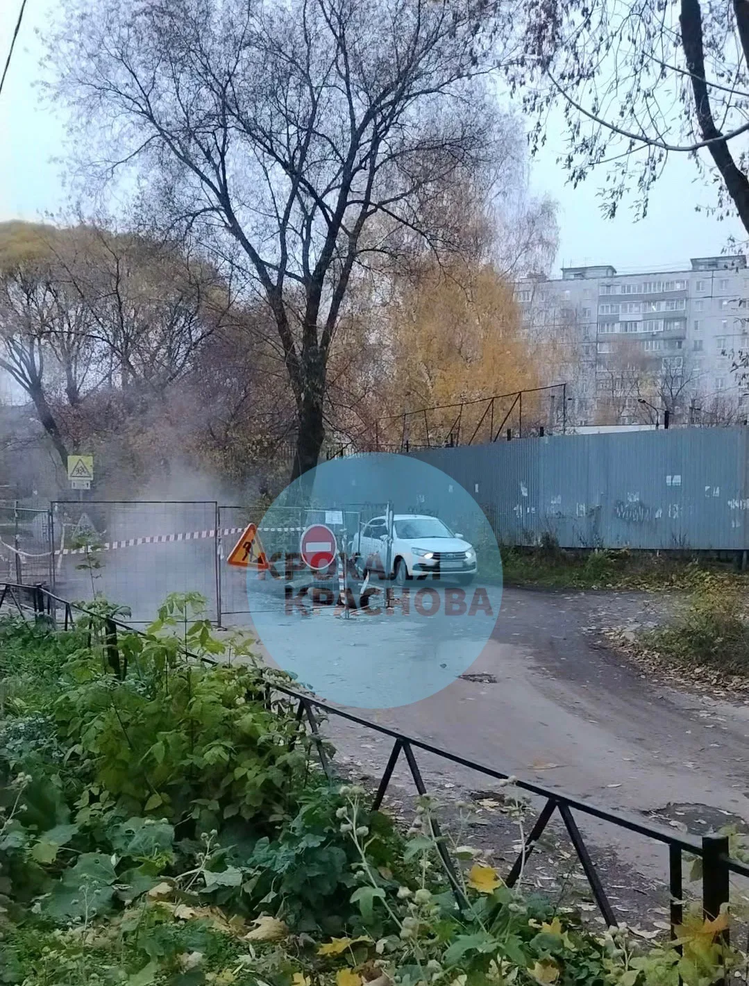 ❗️Между домами 4 и 8 по улице Кояновская перекрыта дорога. Машины едут по тротуару.
