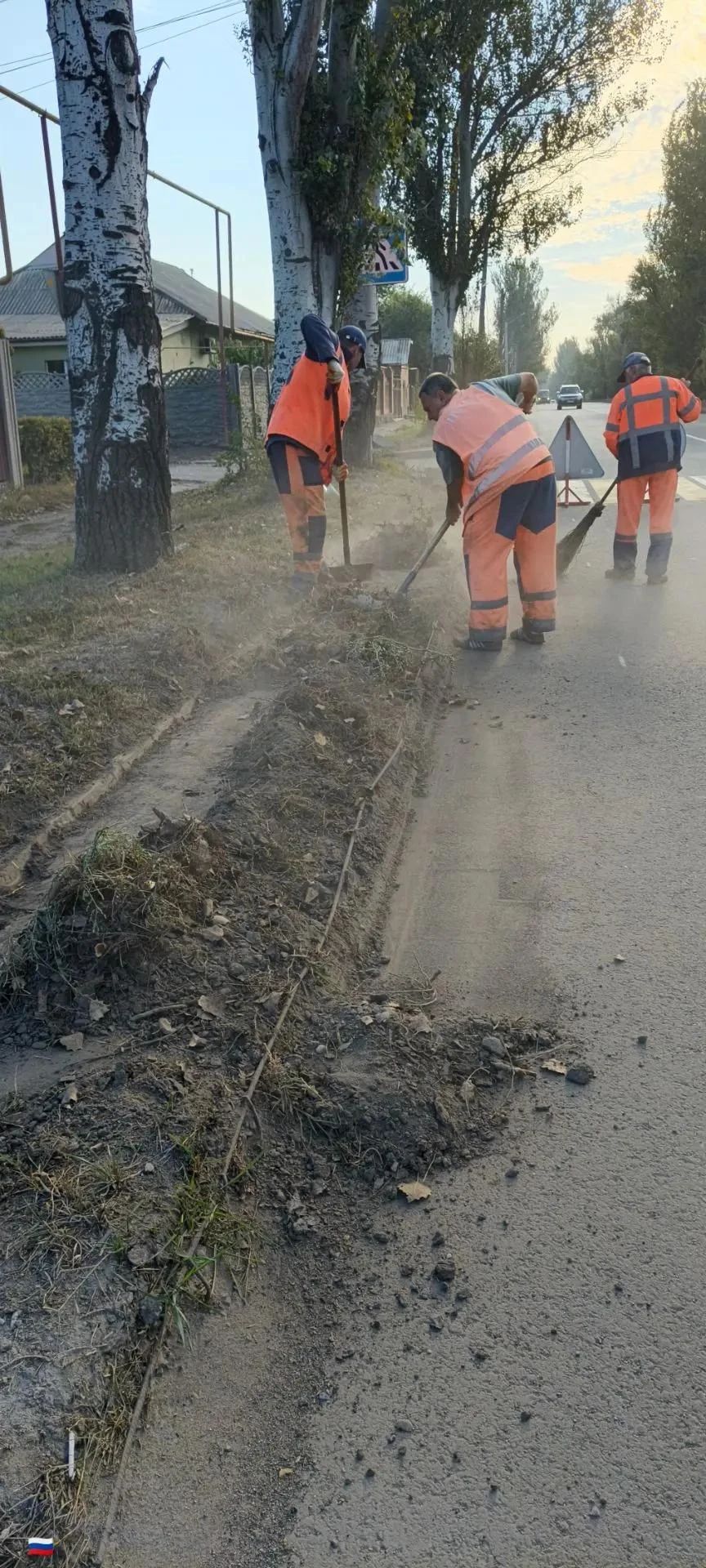 Ручная уборка прибордюрной части автодороги по ул.Кирова