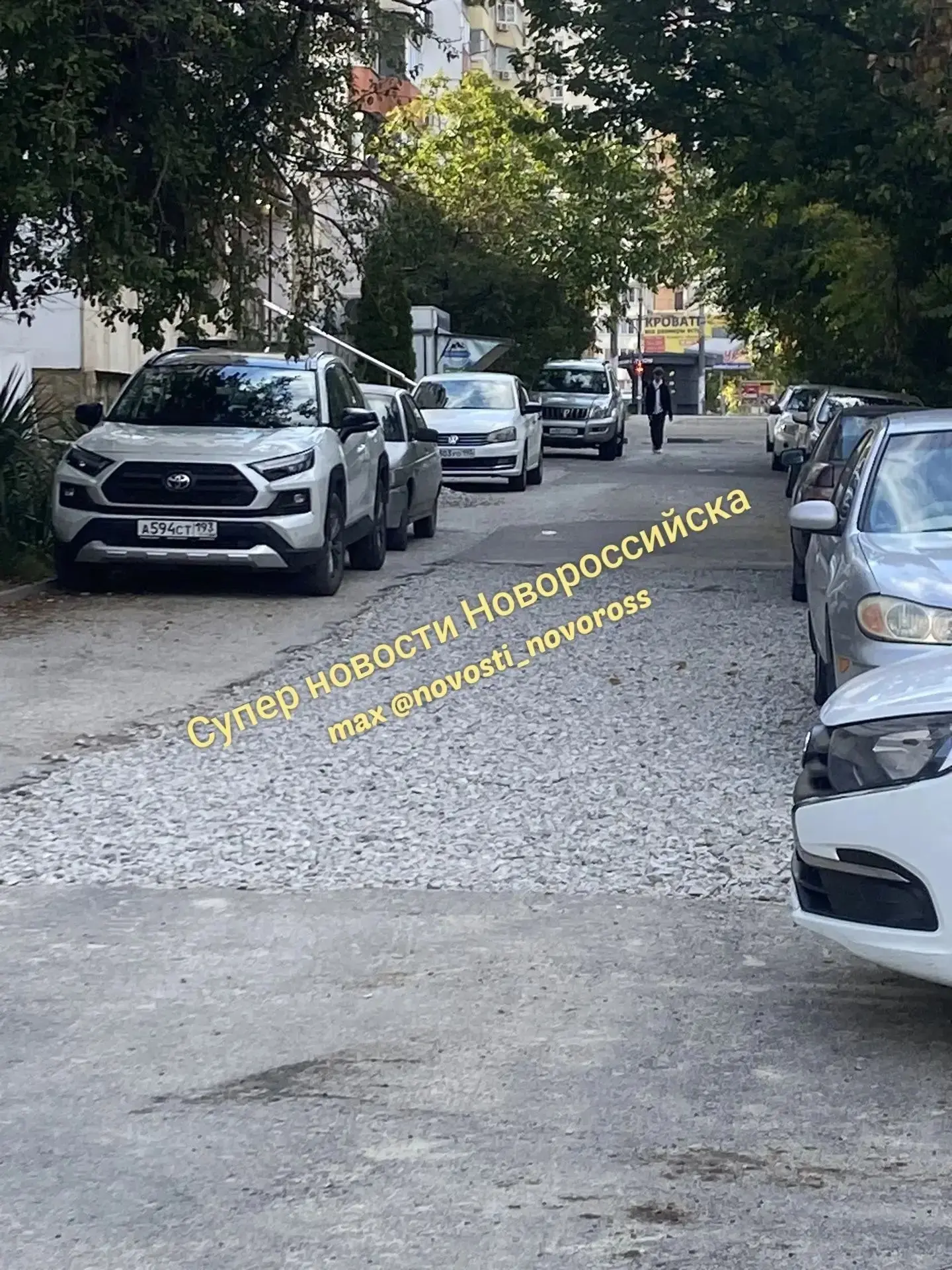 На улице Дзержинского заняли проход для пешеходов
