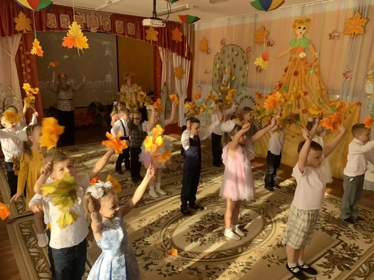 Традиционно, в октябре, в каждой возрастной группе проходят  осенние мероприятия «Осень...
