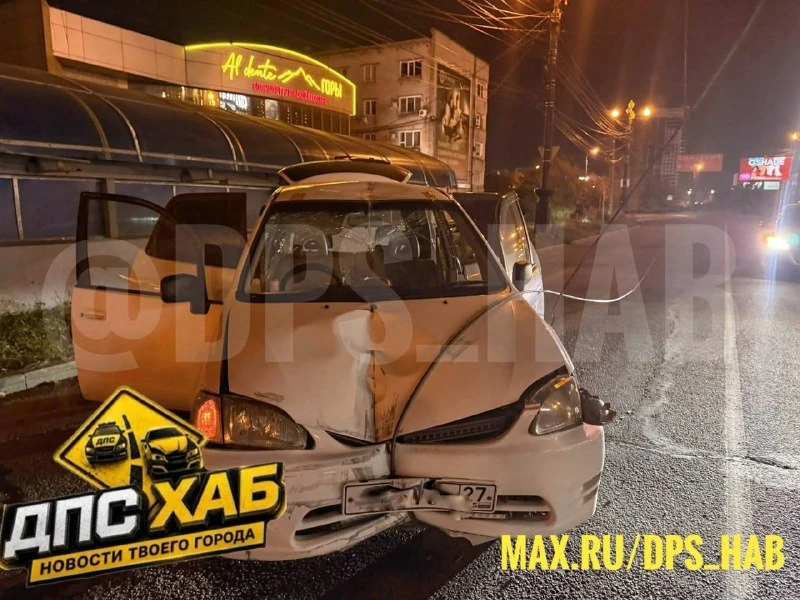 ​Автомобиль налетел на свисающий провод на Карла Маркса