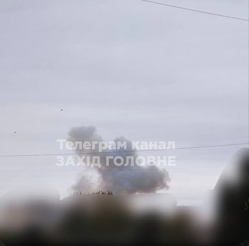 Столб дыма над местом прилета в Ровно
