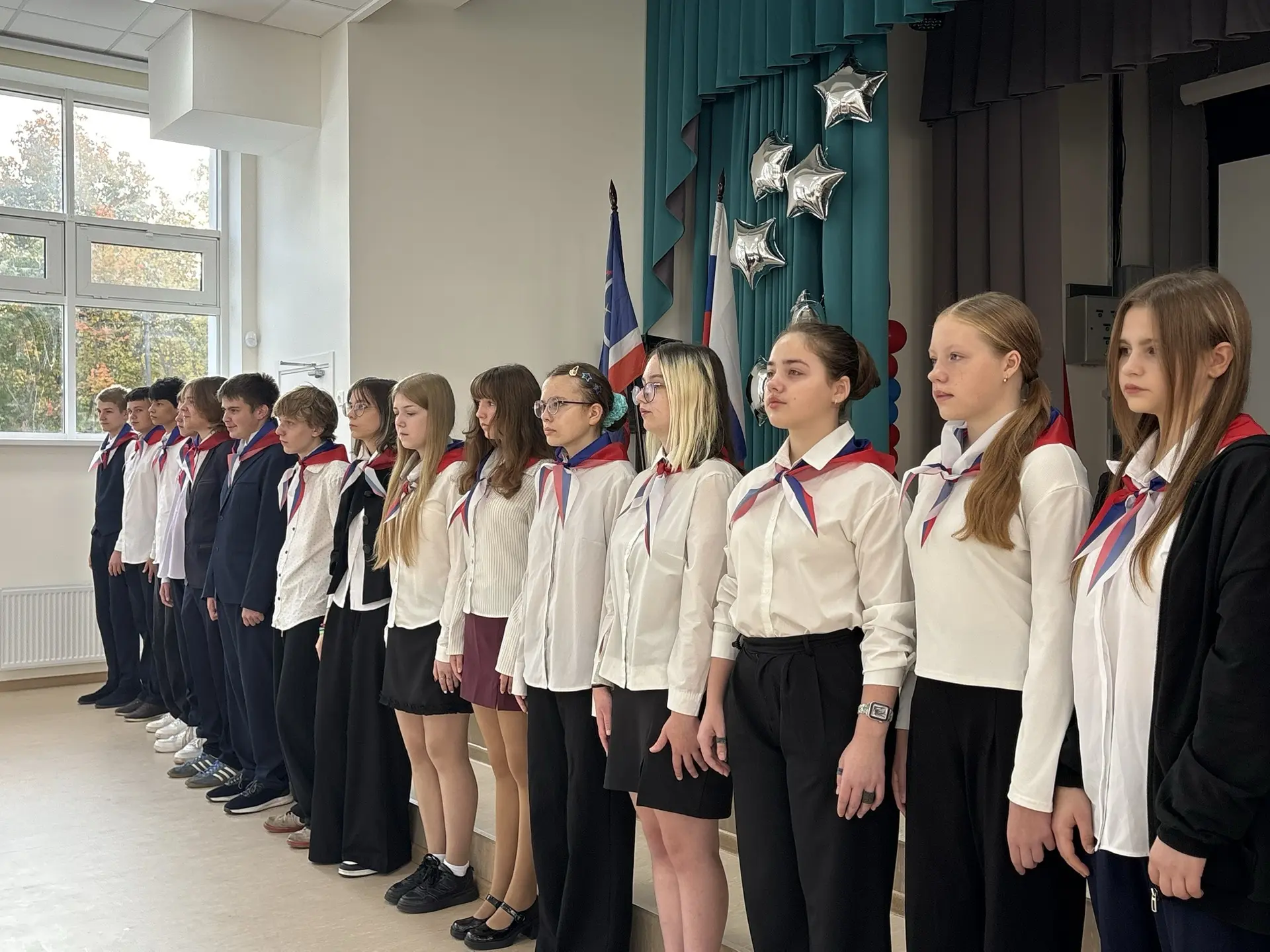 🏫 По традиции понедельник в МБОУ СОШ № 13 начинается с торжественного построения в акт...