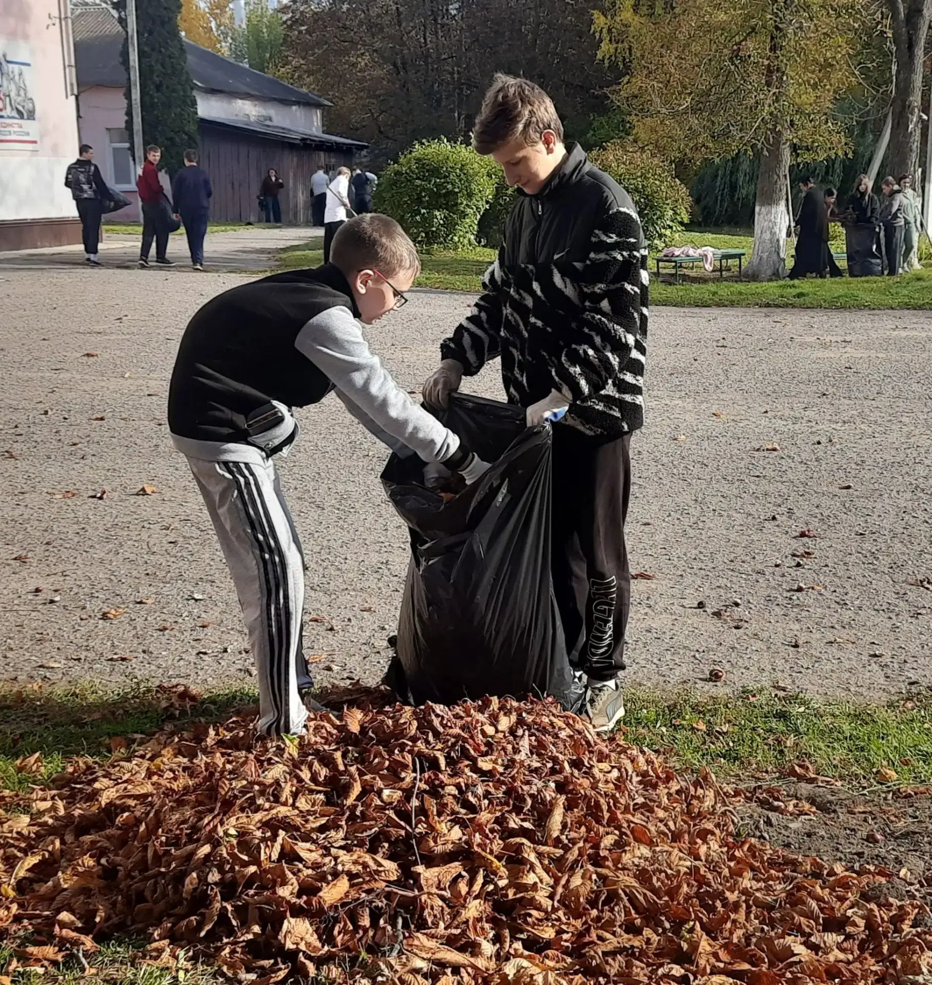 ✨ Вместе мы — сила: день благоустройства в нашей школе. ✨