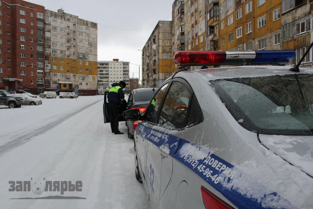 В Норильске ГАИ просит водителей и пешеходов быть осторожнее из‑за гололёда