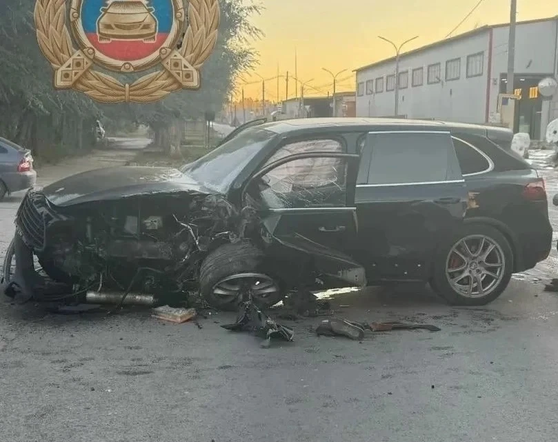 В Вольске Porsche Cayenne врезался в бетонное ограждение. Водитель и пассажирка в больнице