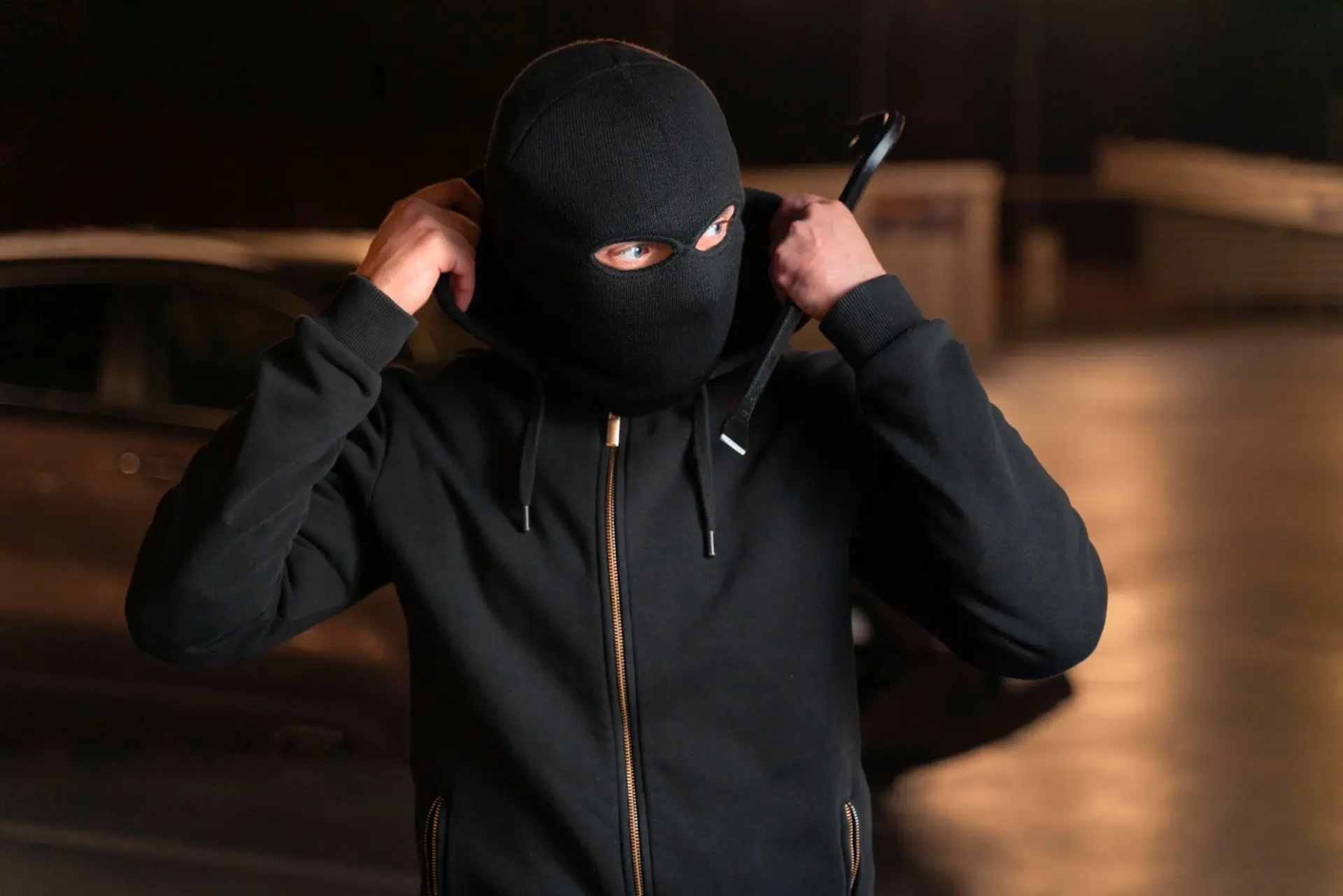 🕵‍♂️ В Кировском районе раскрыли кражу из подъезда. Женщина убирала дом на улице Рыбин...