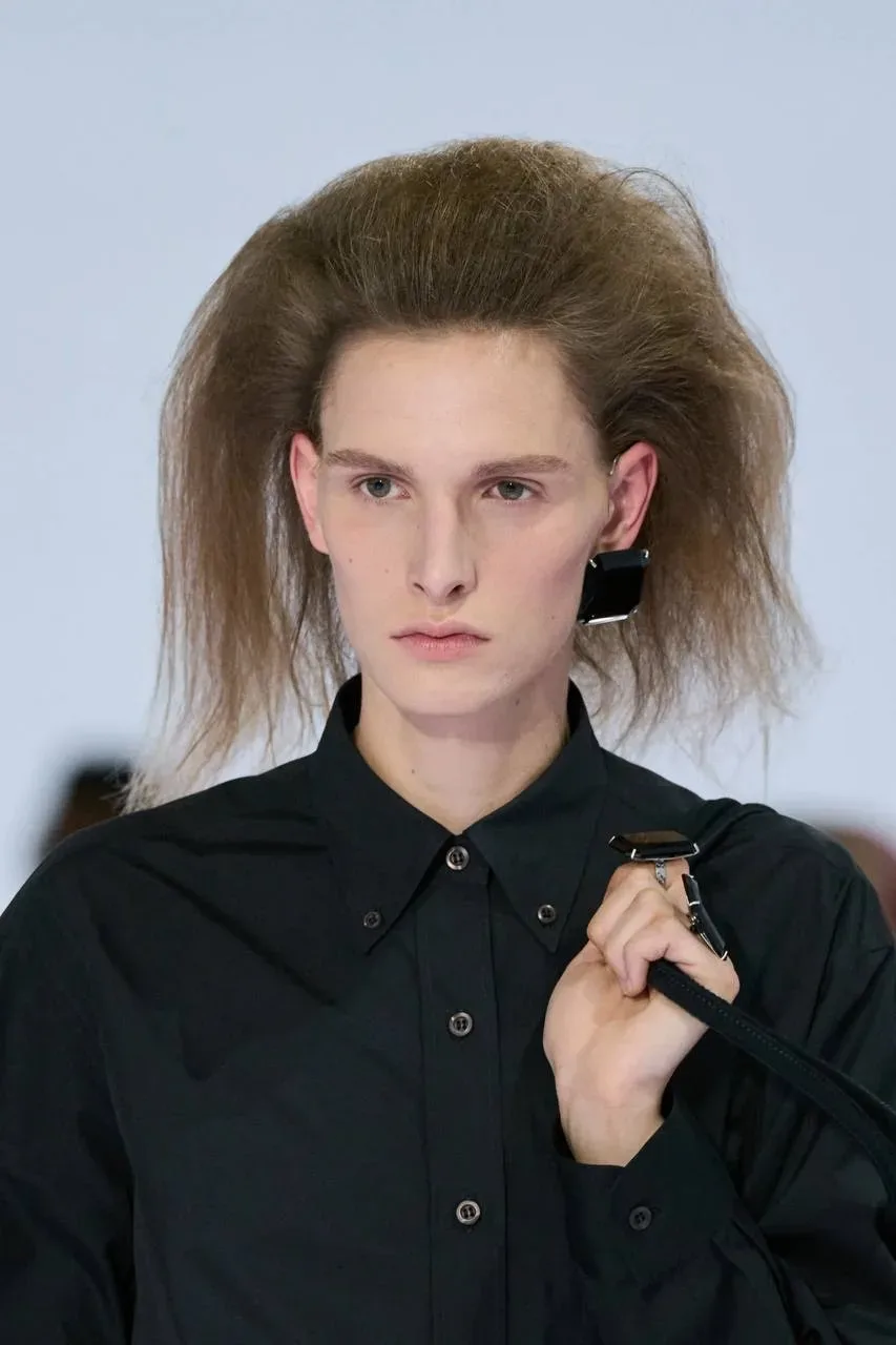 Prada показала главную причёску 2027 года. Спойлер: это то, что у нас на голове каждое ...