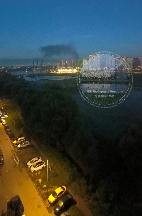 После ночной атаки БПЛА на Москву горит НПЗ в Капотне.