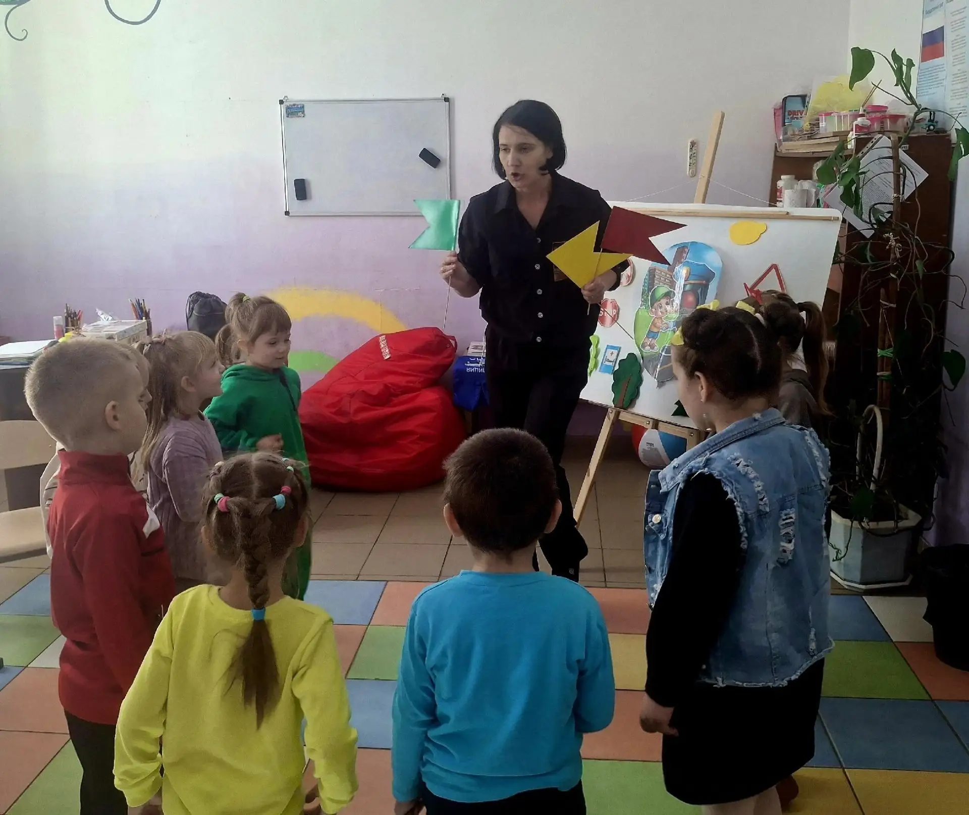 В ГБУДО ЛНР ЦДЮТ г. Стаханова в рамках Недели безопасности на дорогах прошла познавател...