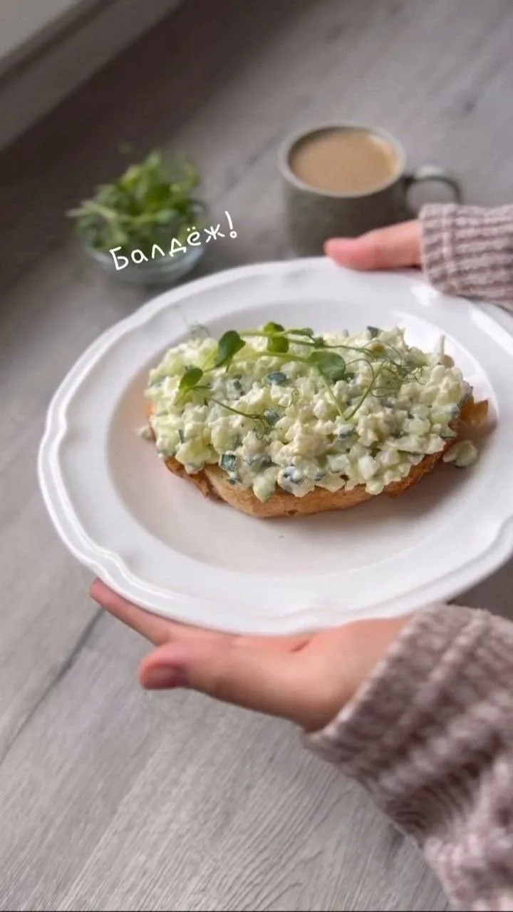 Тост с яйцом и огурцом