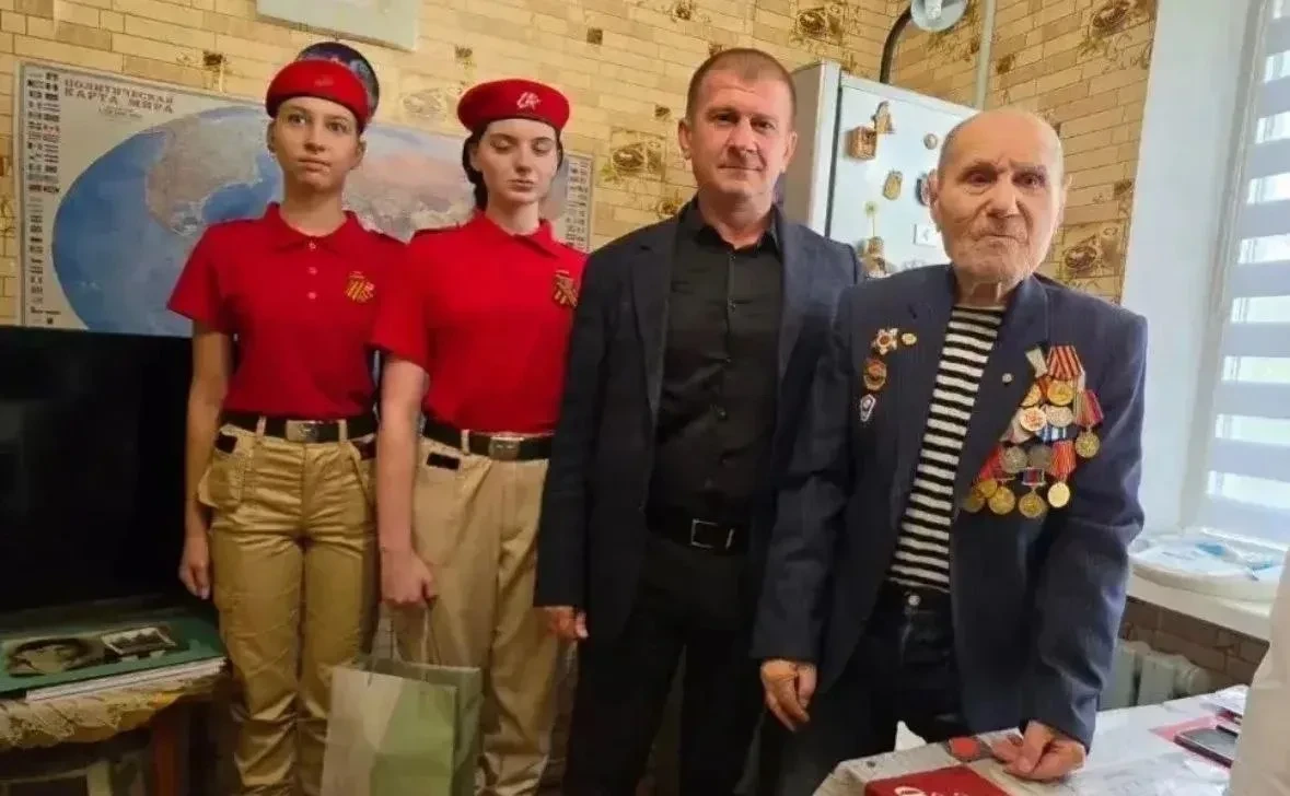 Юнармейцы навестили ветерана в Новороссийске