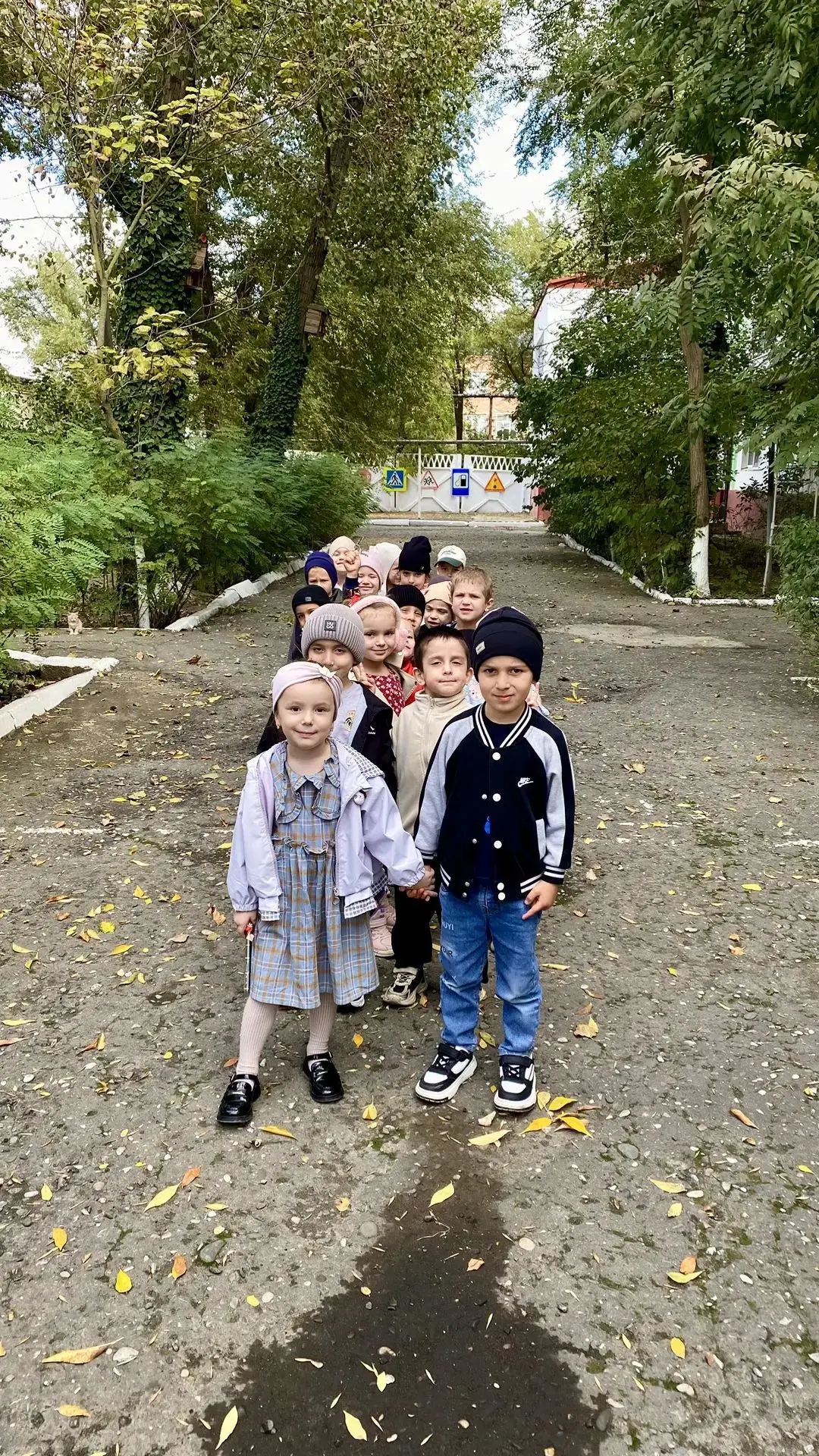 Осенняя прогулка по территории детского сада.
