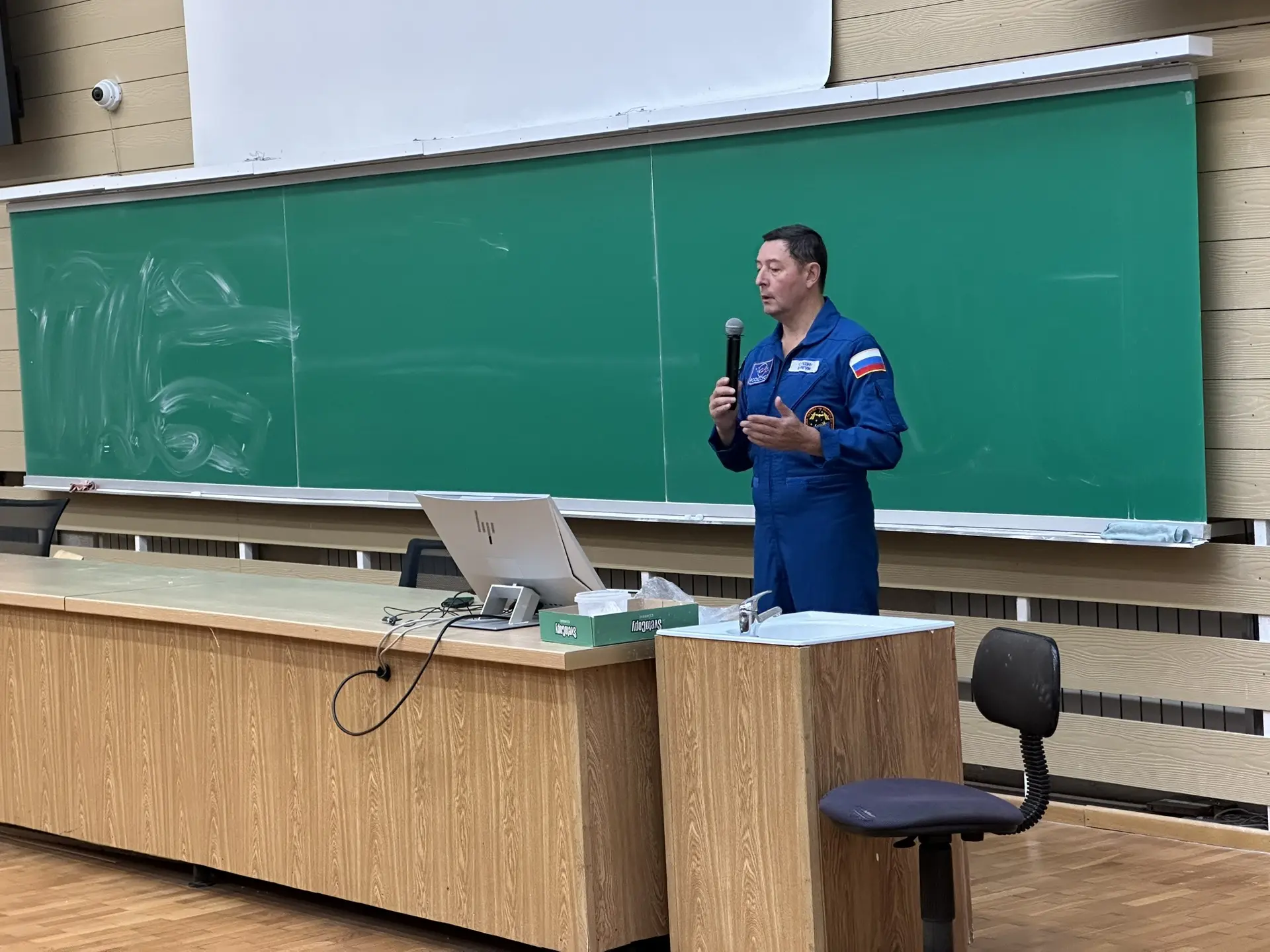 🧑‍🚀 Прямо сейчас в аудитории 1201 началась встреча с лётчиком-космонавтом, Героем Рос...