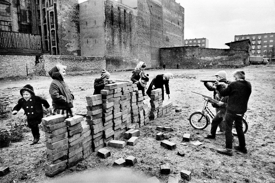 Немецкие дети играют в стену на улицах Западного Берлина, Германия, 1962 год.