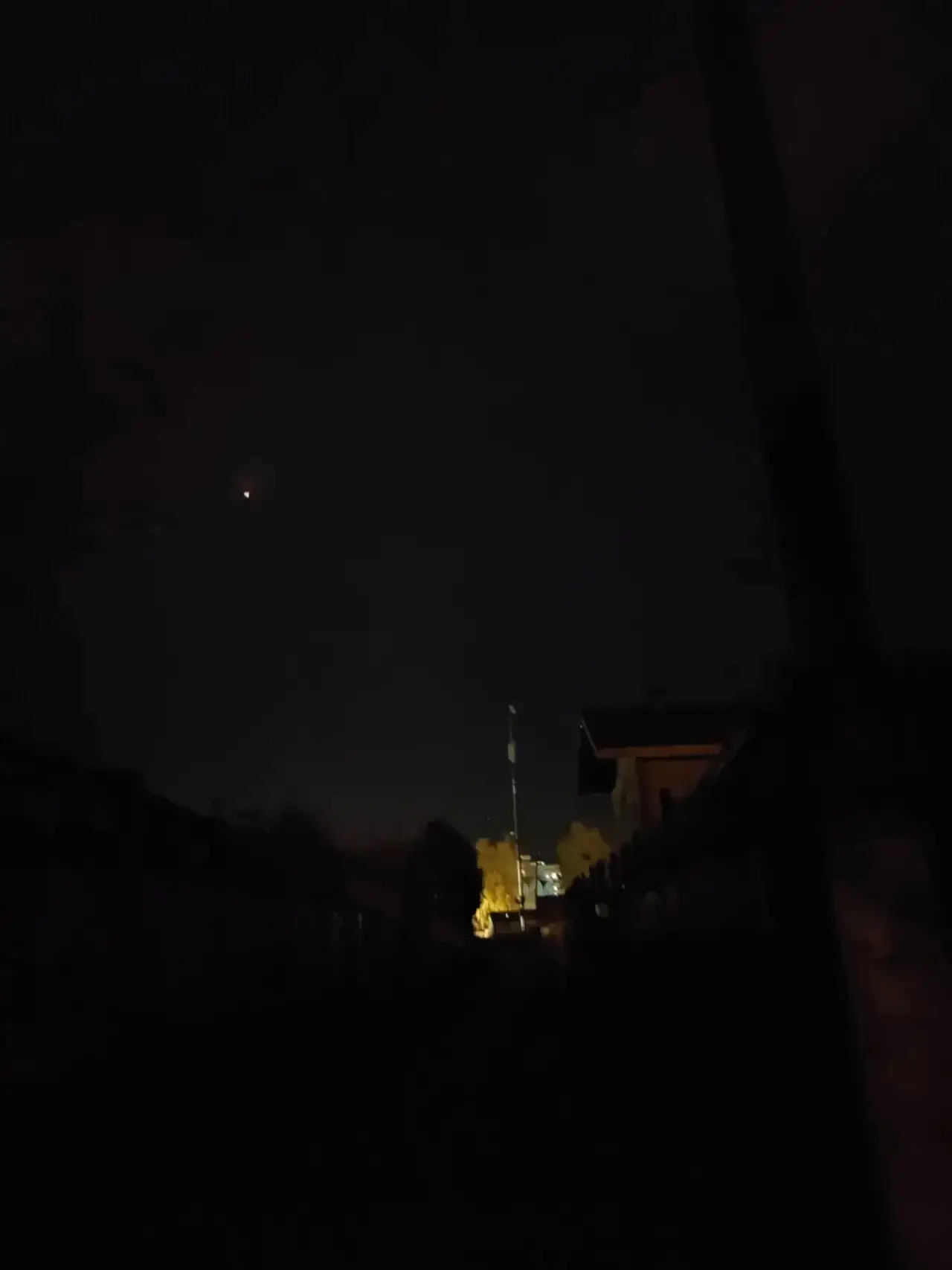 В Шлюзовом переулке не горит ни одного фонаря. В 8 часов вечера очень страшно идти с ра...