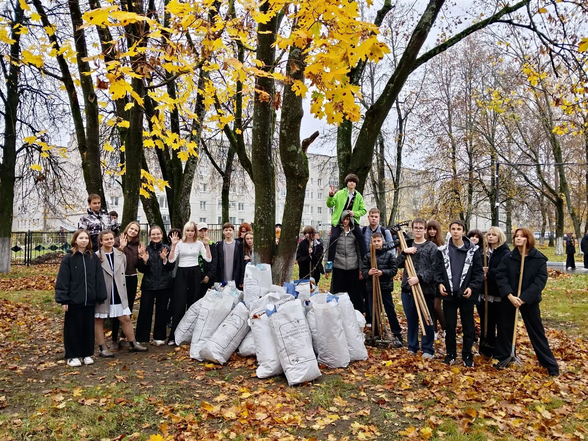 🌧️ 6 «В» и 8 «В» наносят осенний мейкап!