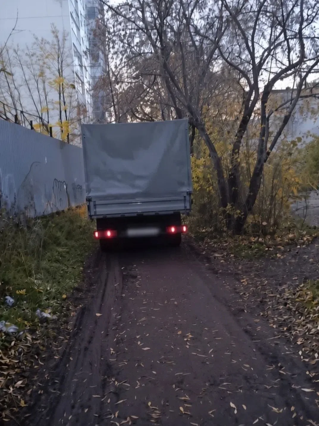 На улице Кояновской в Перми водители объезжают перекрытый из-за ремонта теплосетей учас...