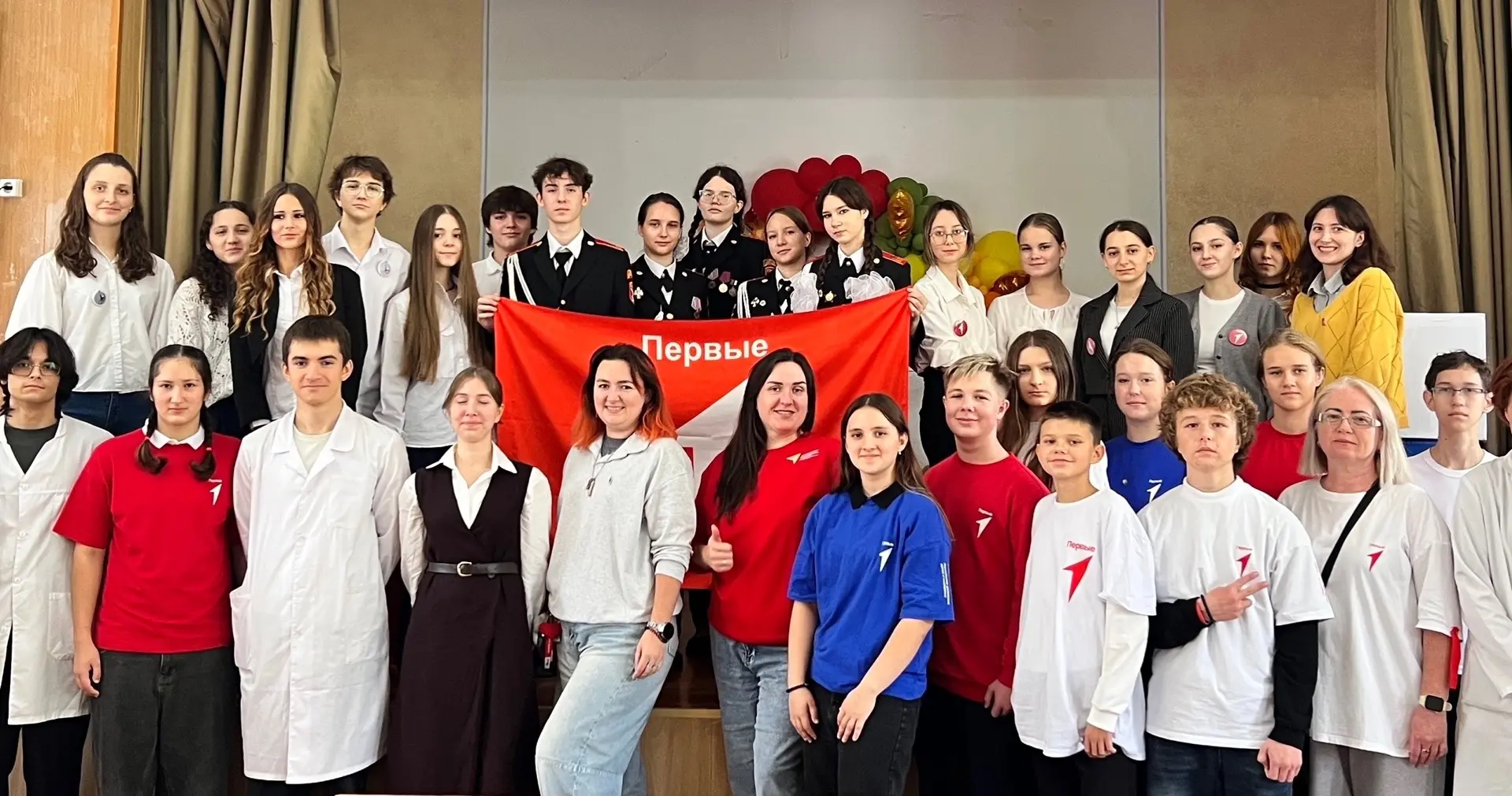 Активисты Движения Первых совместно с председателем первичного отделения (Карпуховой О....