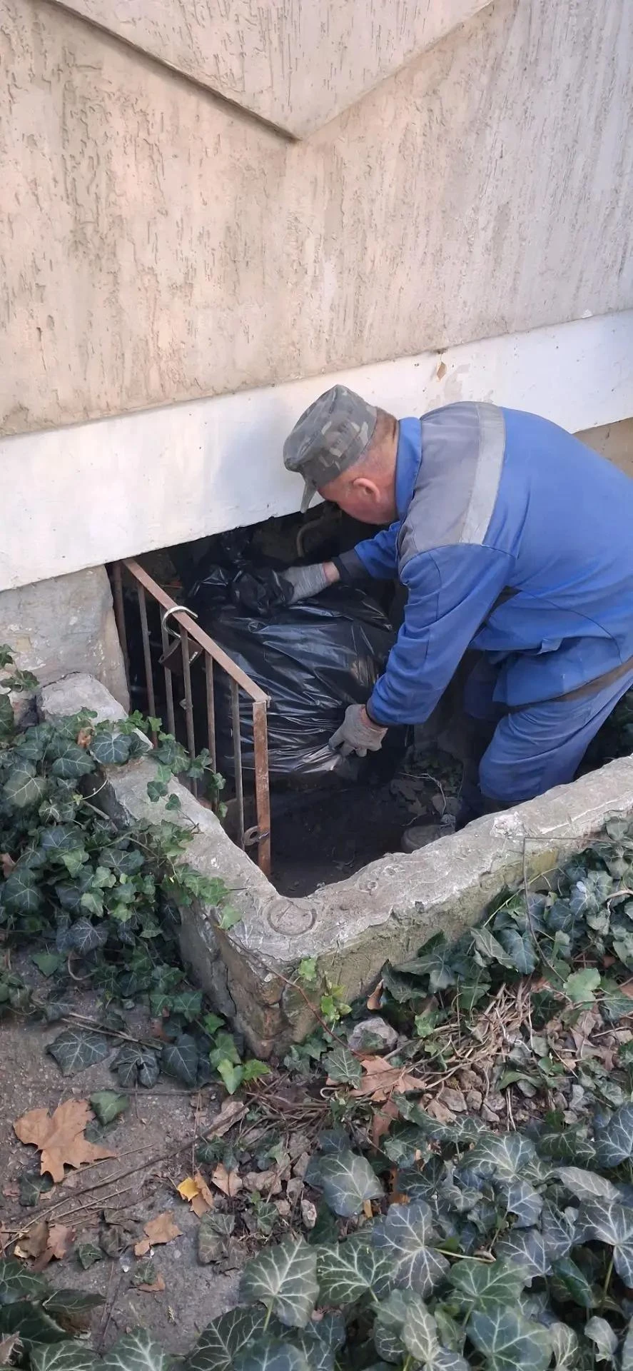 Рабочими УСИБ выполнена уборка подвального помещения в МКД по адресу: ул. Трубаченко, 14.