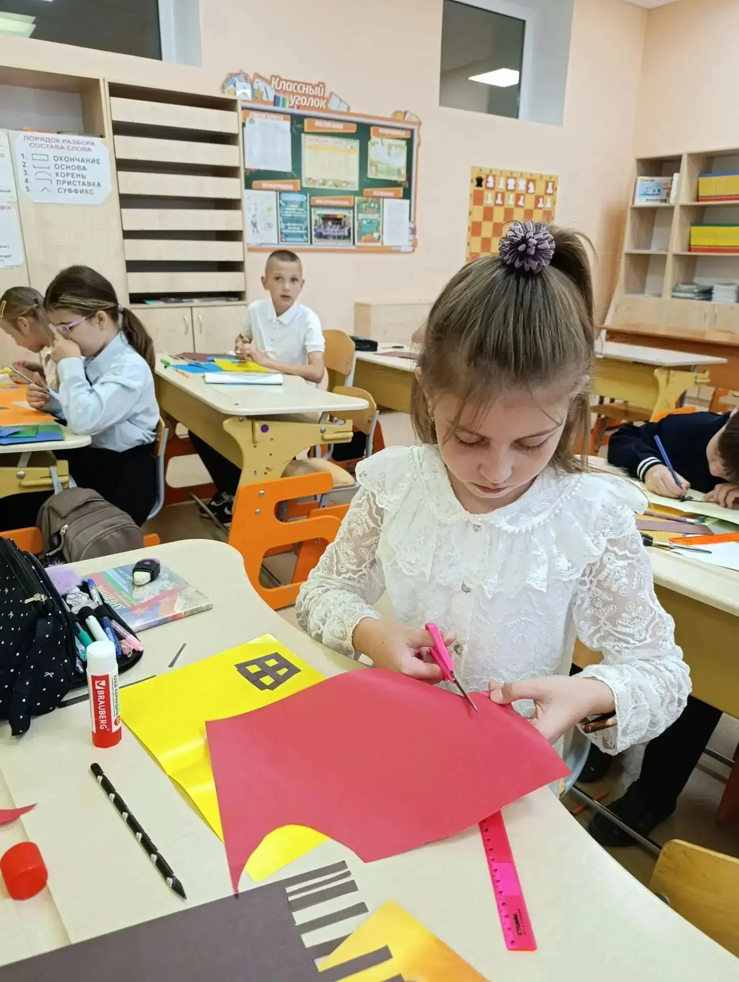 В преддверии Дня отца учащиеся объединений "Лингвист" (педагог Л. И. Николенко) и "Бере...