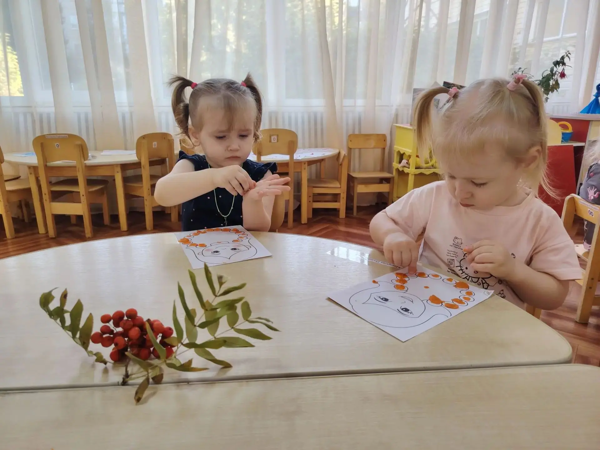 Один из трогательный моментов в жизни первой младшей группы "Ландыши, где малыши увлече...